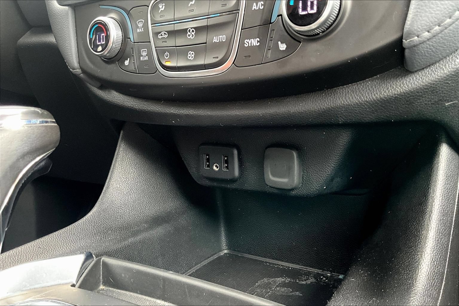 Used 2019 Chevrolet Traverse LT w/ LT Premium Package AWD/4WD image 16