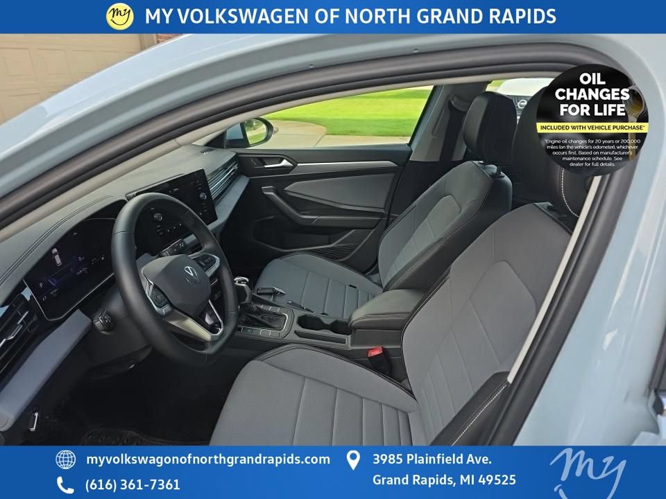 Used 2025 Volkswagen Jetta SE w/ Black Wheel Package FWD image 5