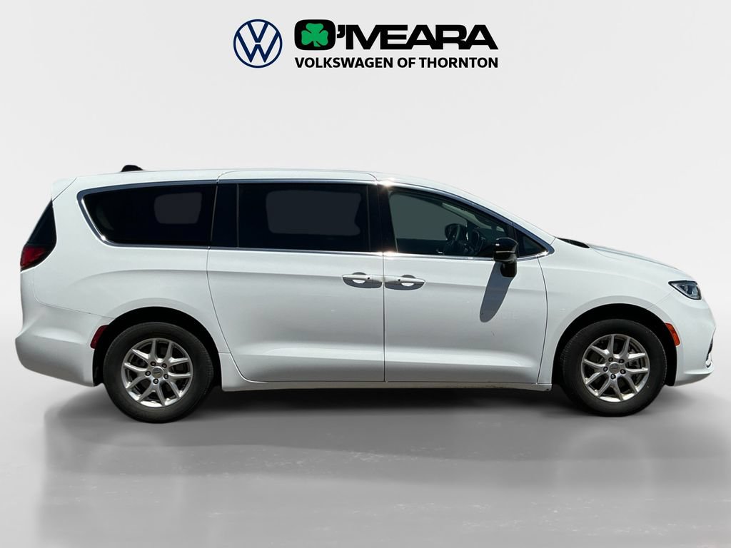 Used 2024 Chrysler Pacifica Touring-L FWD image 6