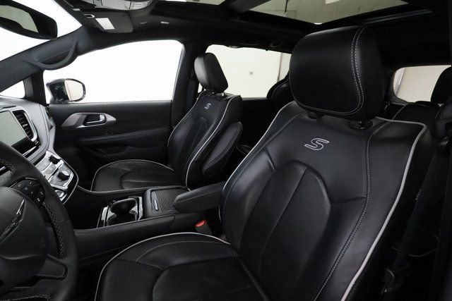 Used 2025 Chrysler Pacifica Limited image 10