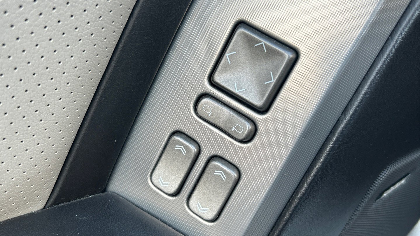 Used 2006 Cadillac XLR V image 34