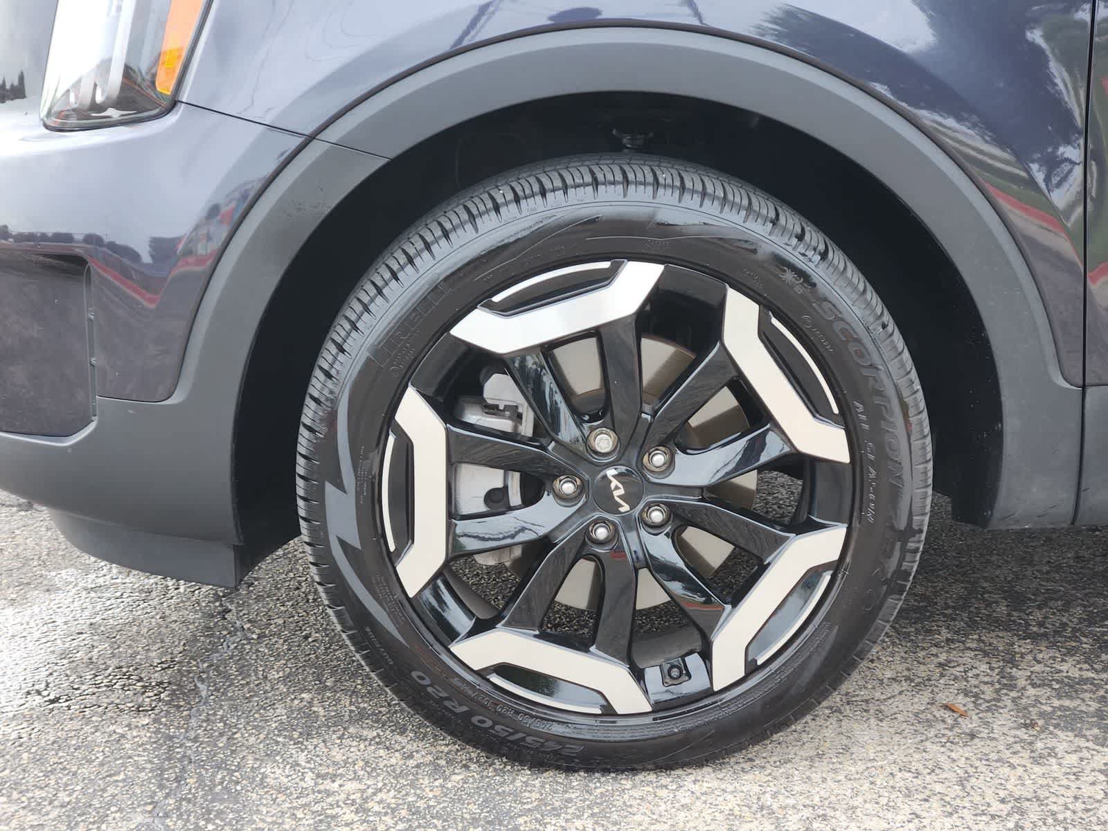 Certified 2025 Kia Telluride EX w/ EX Captain's Chair Package AWD/4WD image 9