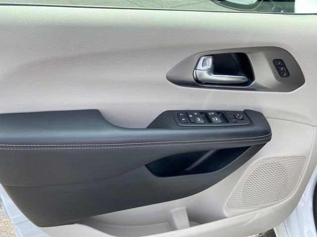 Used 2024 Chrysler Pacifica Touring-L image 15