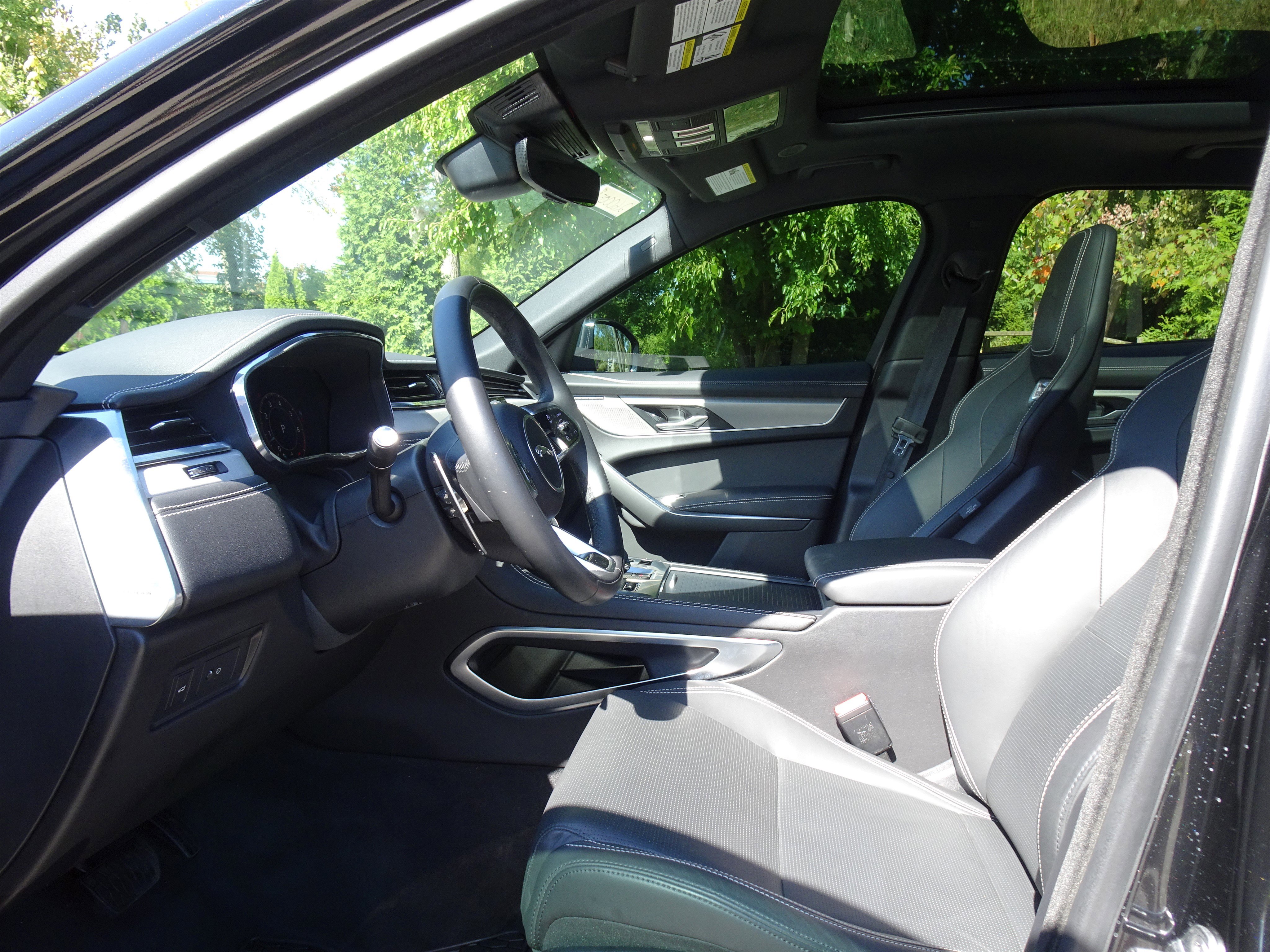 Certified 2025 Jaguar F-PACE R-Dynamic S image 2