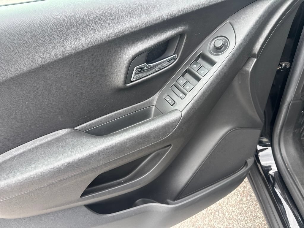 Used 2020 Chevrolet Trax LS w/ Tint and Cruise Package FWD image 8
