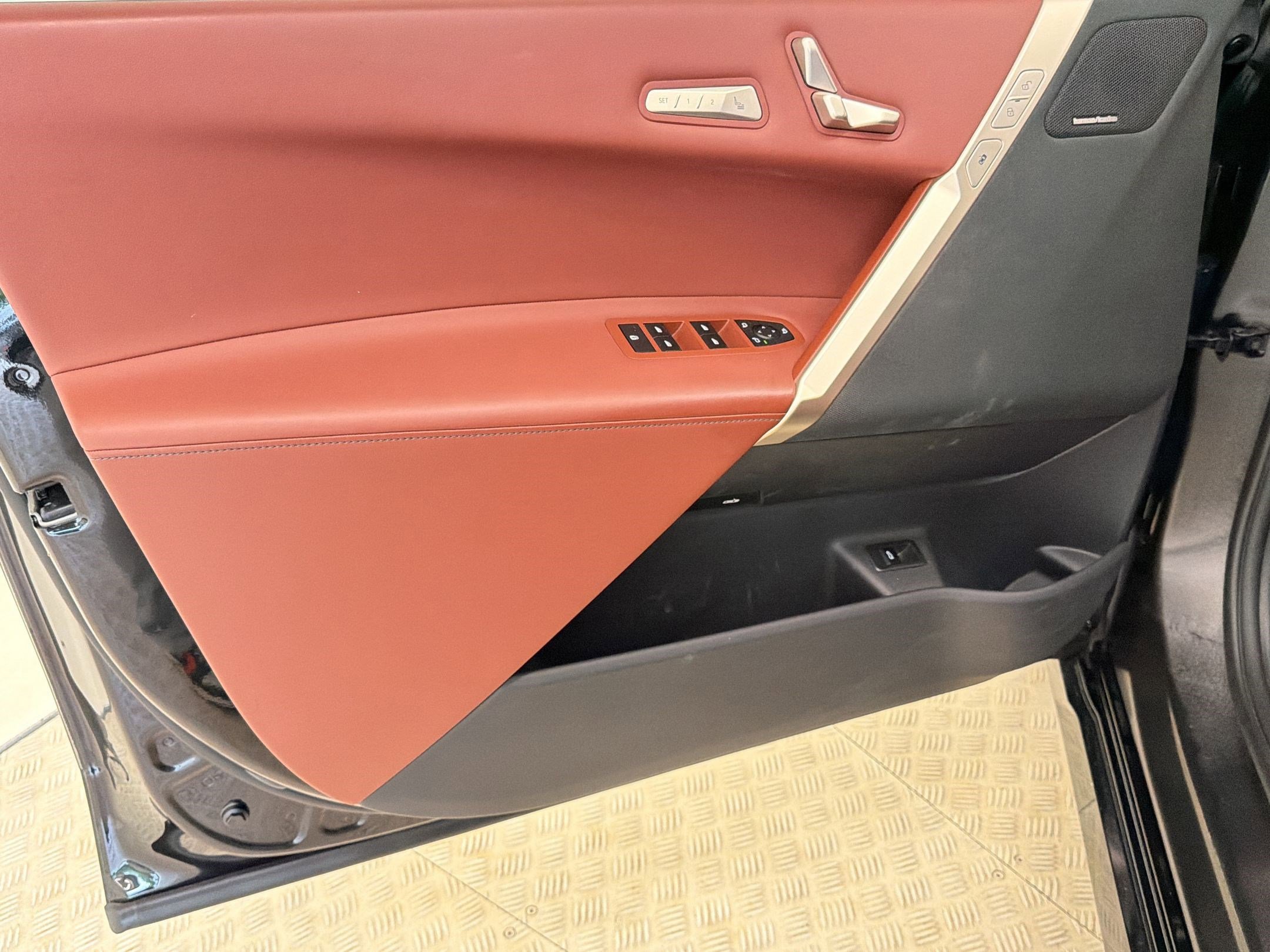 Used 2025 BMW iX xDrive50 w/ Premium Package image 21