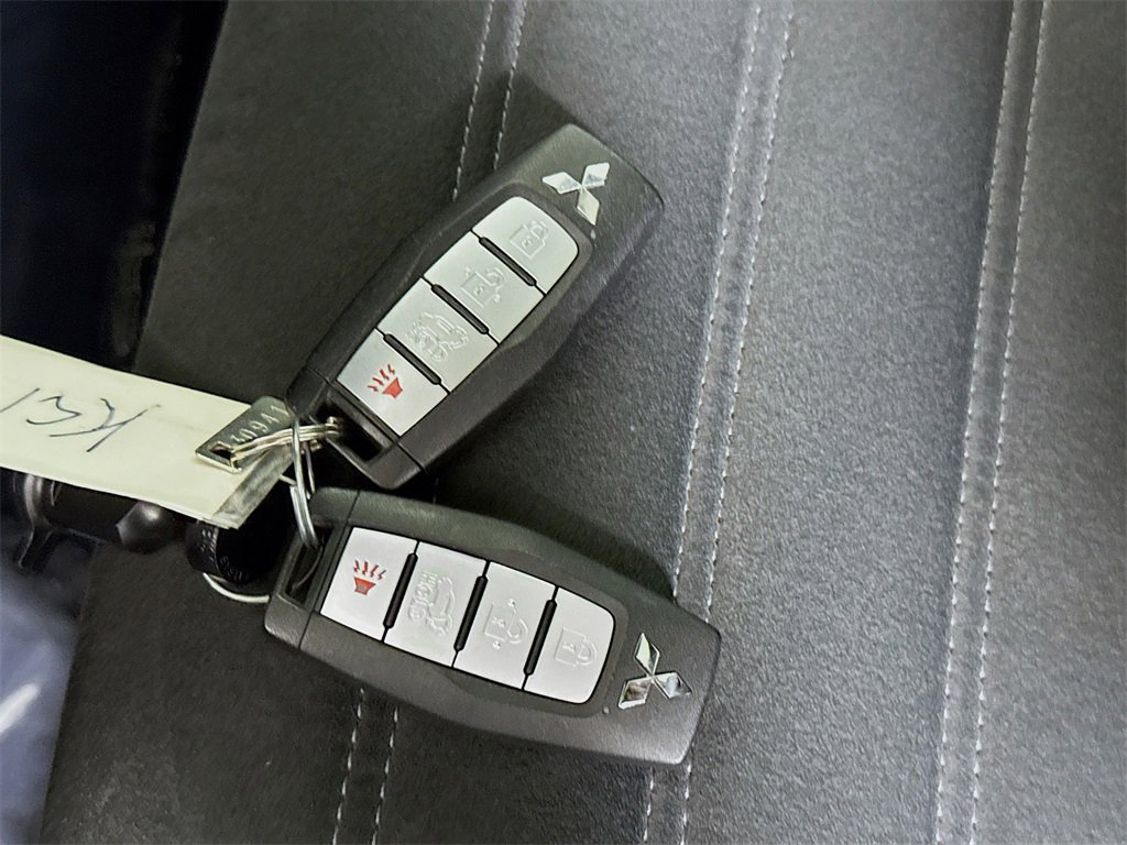 Used 2023 Mitsubishi Outlander SE image 35