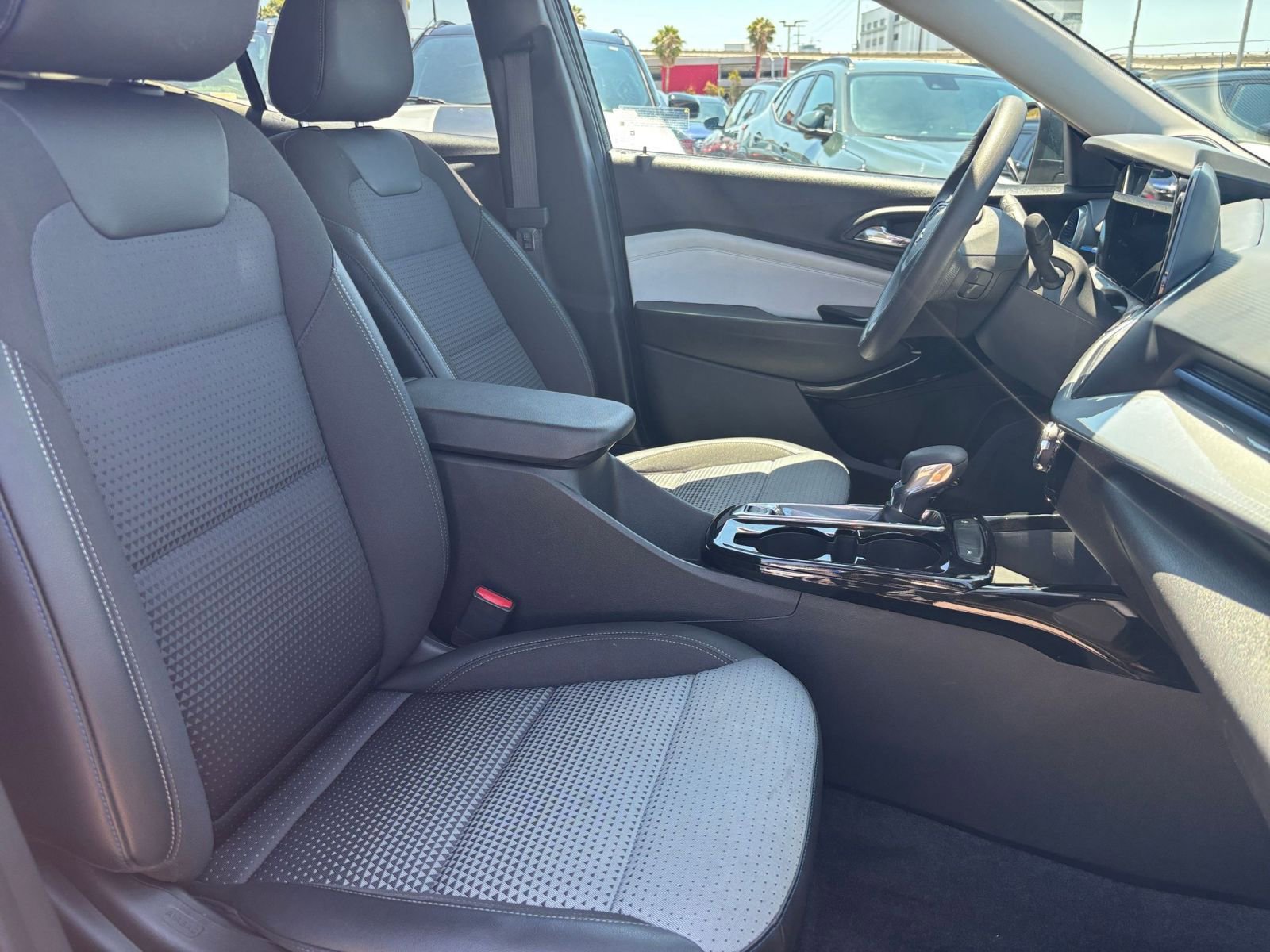 Used 2025 Chevrolet Trax LT FWD image 35