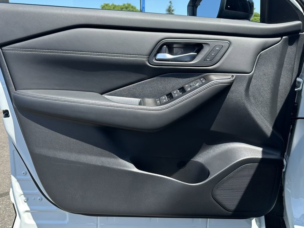 New 2025 Nissan Rogue SL w/ Tech Package image 13