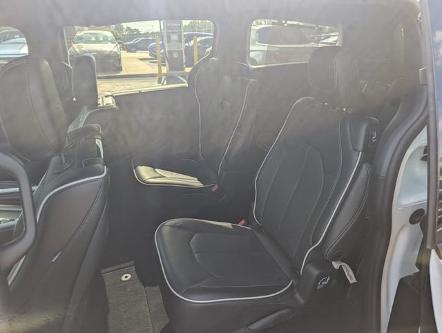 Used 2023 Chrysler Pacifica Limited w/ Uconnect Theater Family Group AWD/4WD image 9