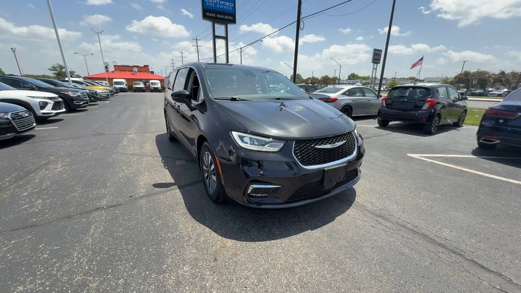 Used 2023 Chrysler Pacifica Touring-L FWD image 2