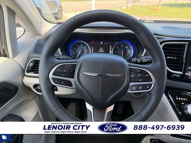 Used 2023 Chrysler Pacifica Touring-L FWD image 16
