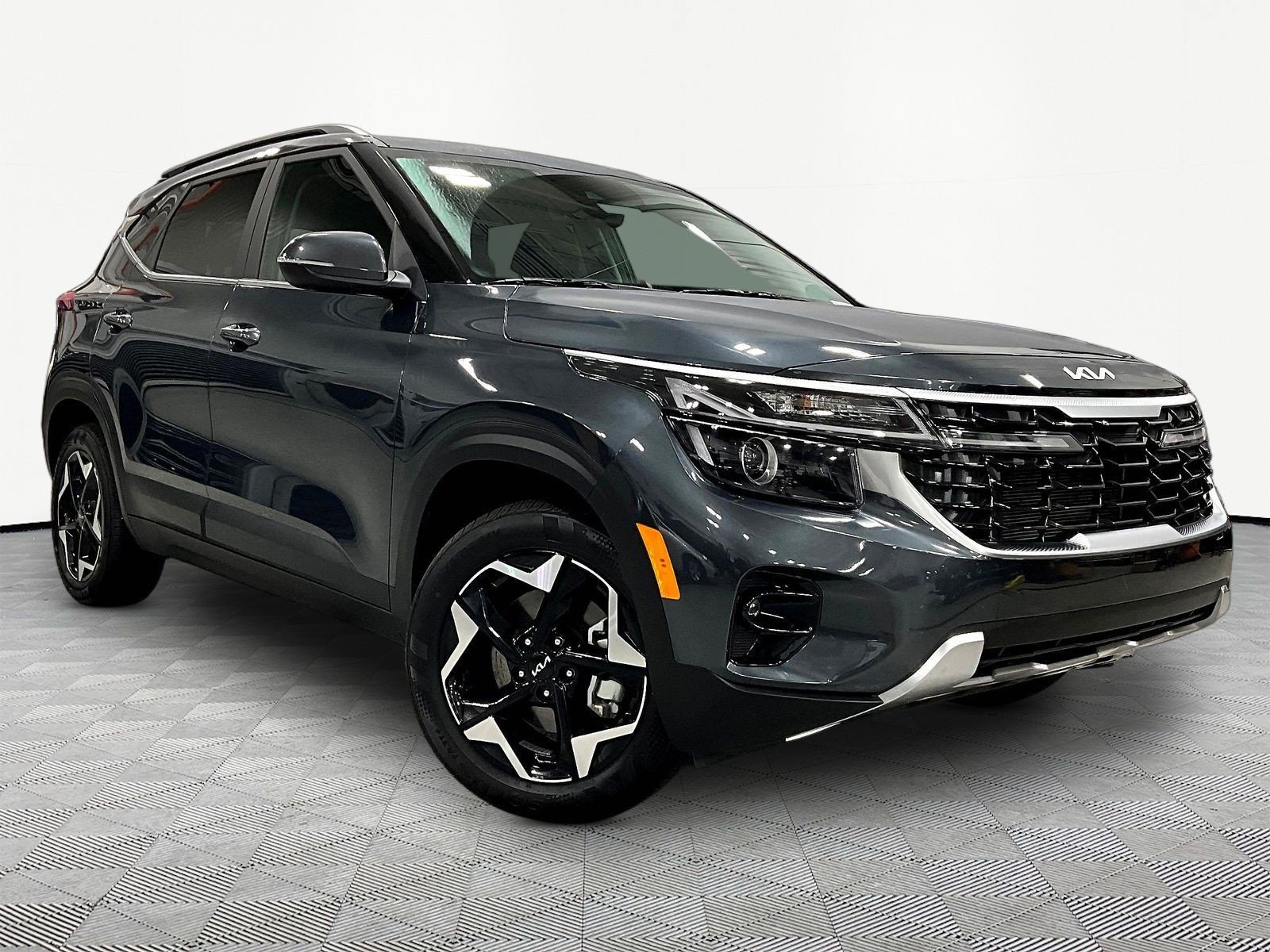Used 2025 Kia Seltos EX AWD/4WD image 3