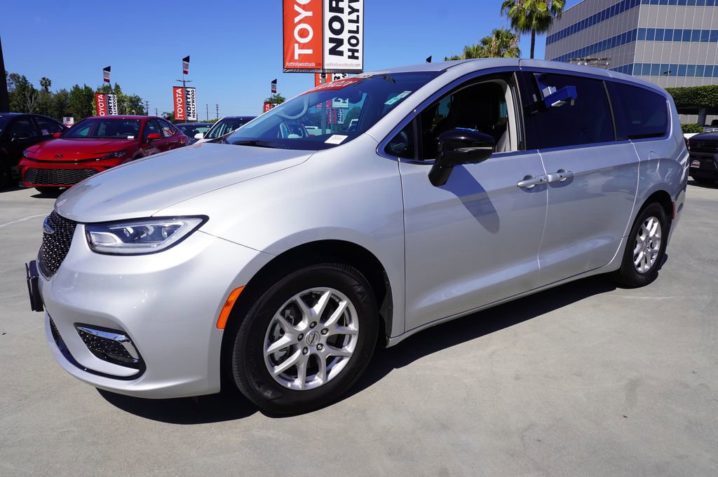 Used 2024 Chrysler Pacifica Touring-L FWD image 4