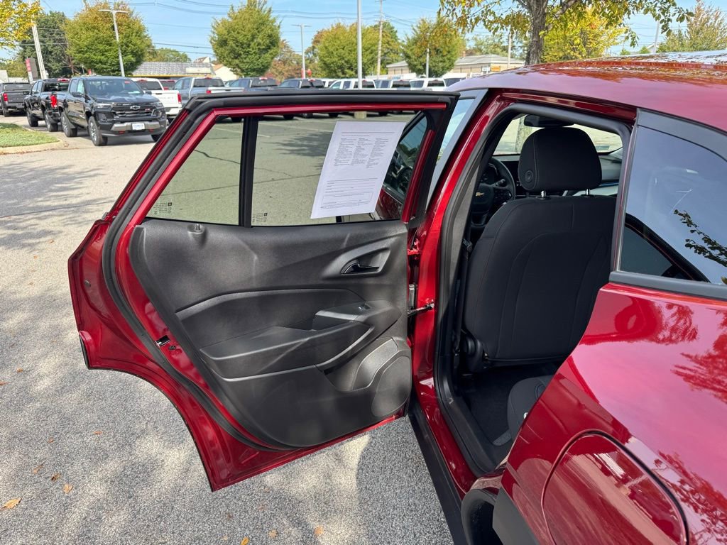 Used 2025 Chevrolet Trax LS w/ LS Convenience Package image 17