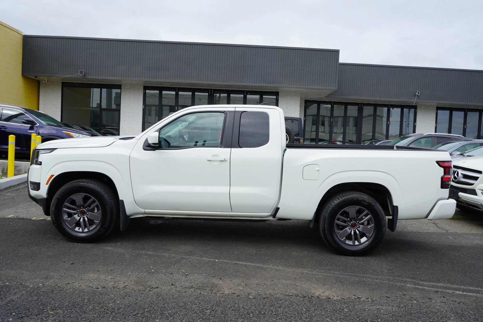 Used 2025 Nissan Frontier SV RWD image 2