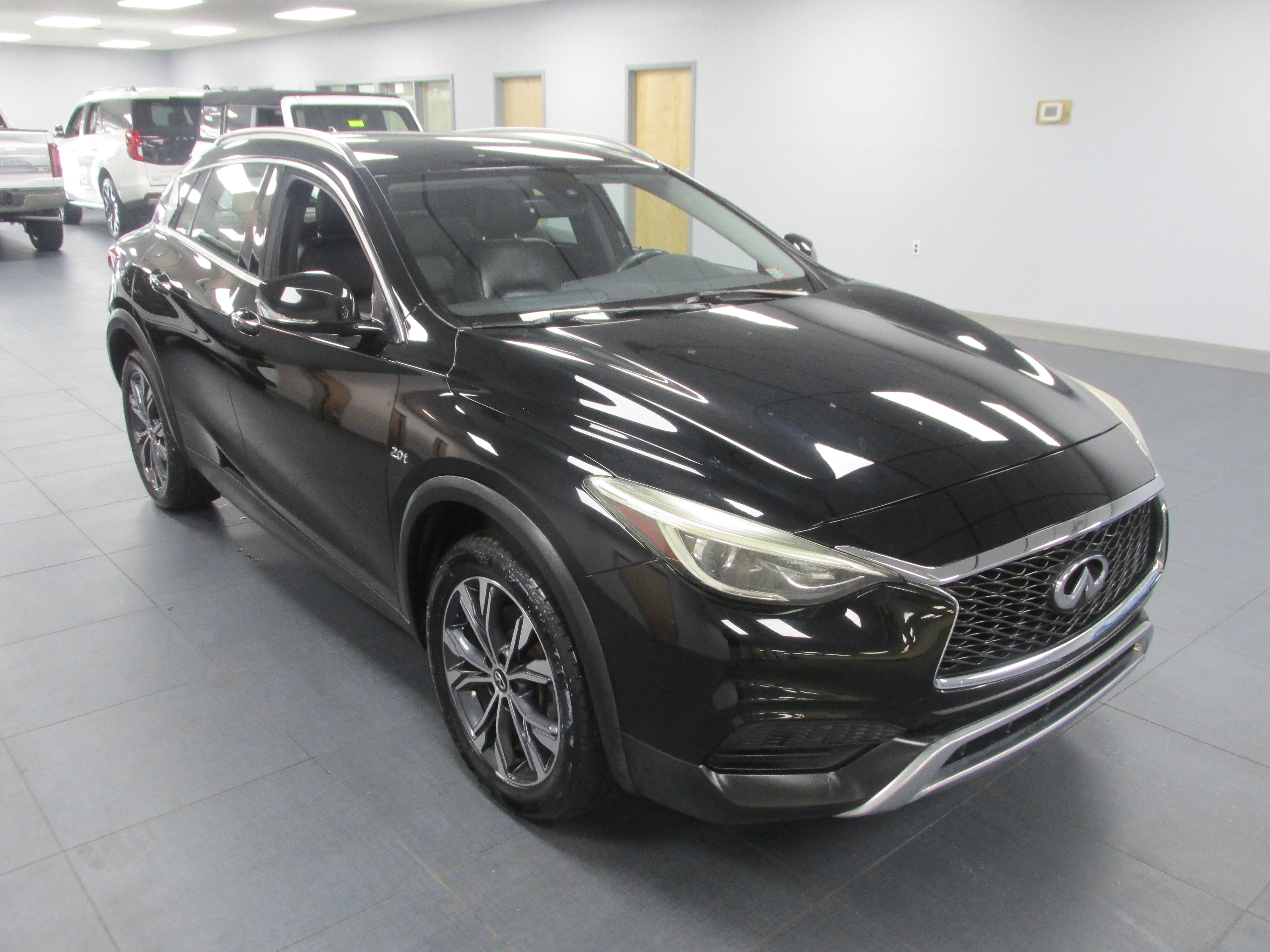 Used 2017 INFINITI QX30 AWD image 3