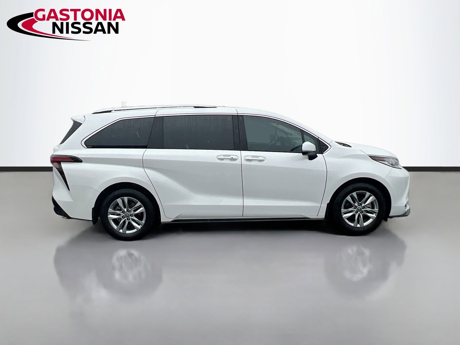 Used 2023 Toyota Sienna Limited image 10