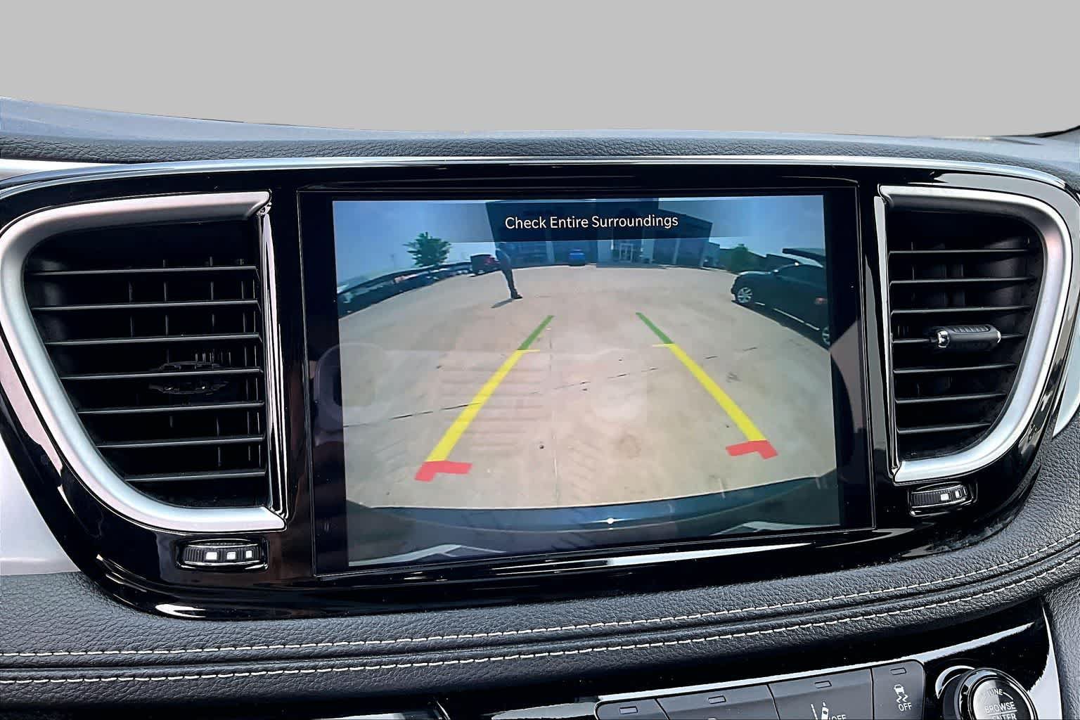 Used 2025 Chrysler Pacifica Limited FWD image 24
