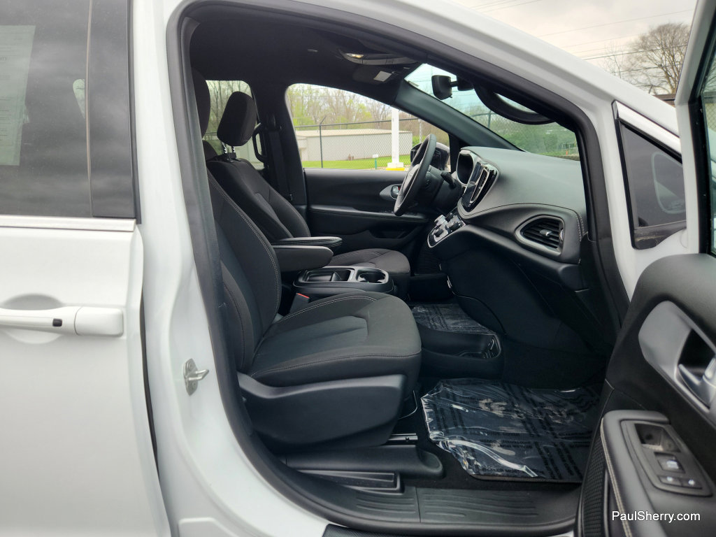 Used 2024 Chrysler Pacifica Touring FWD image 49