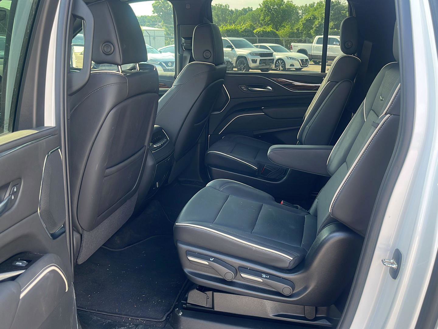 Used 2024 Cadillac Escalade ESV Premium Luxury w/ Performance Package AWD/4WD image 11