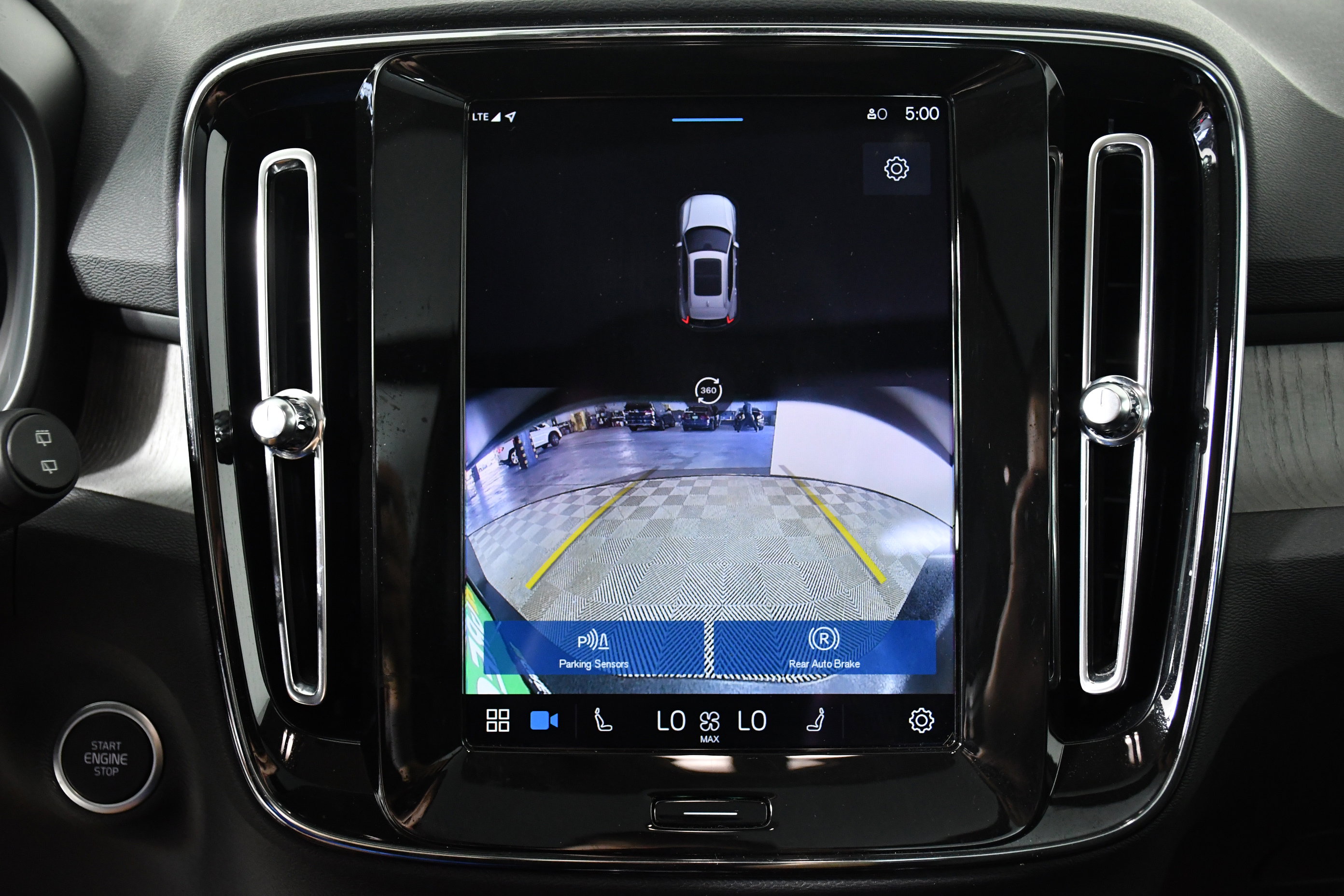 Used 2025 Volvo XC40 B5 Plus image 17