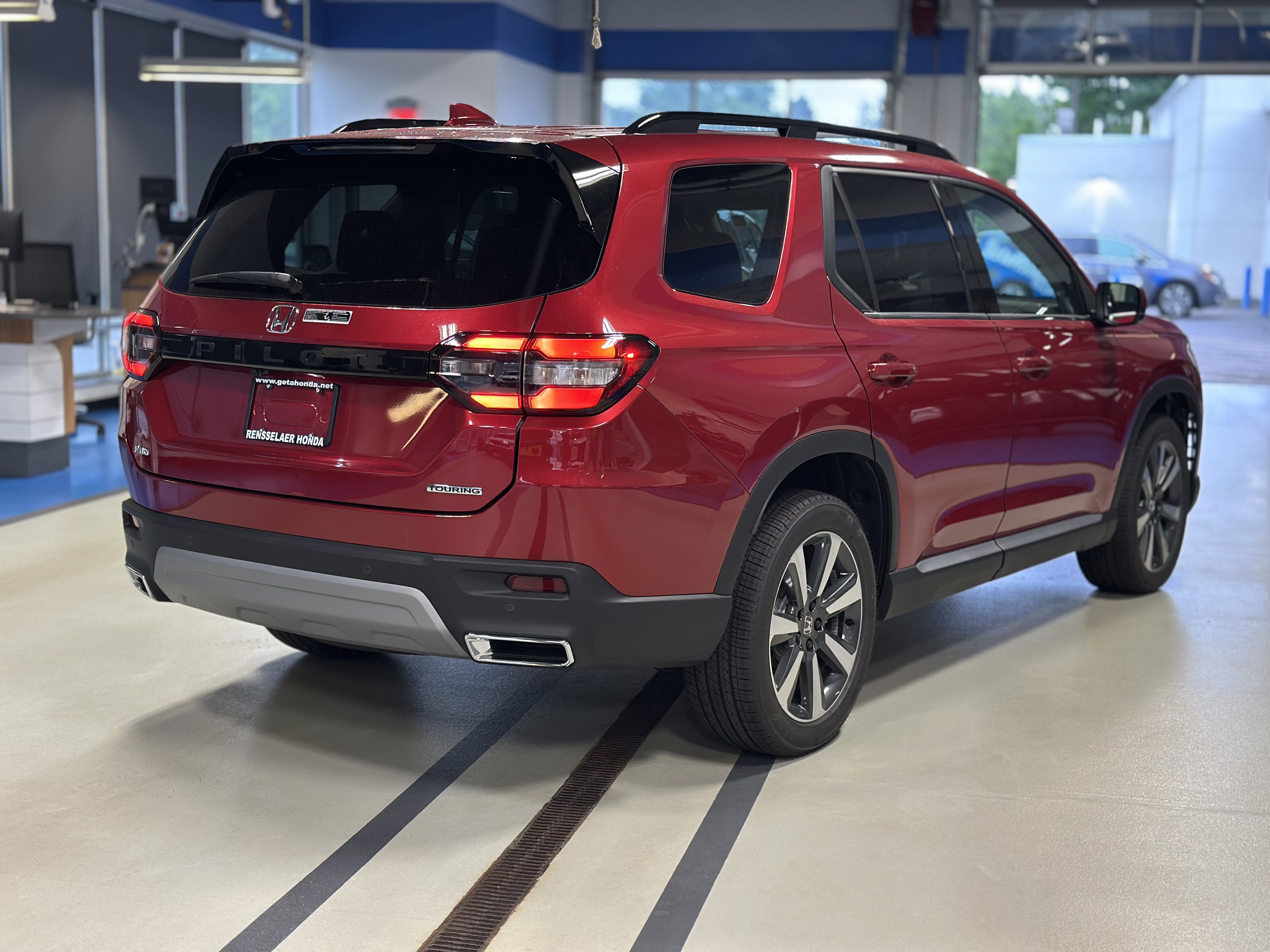 New 2025 Honda Pilot Touring image 4