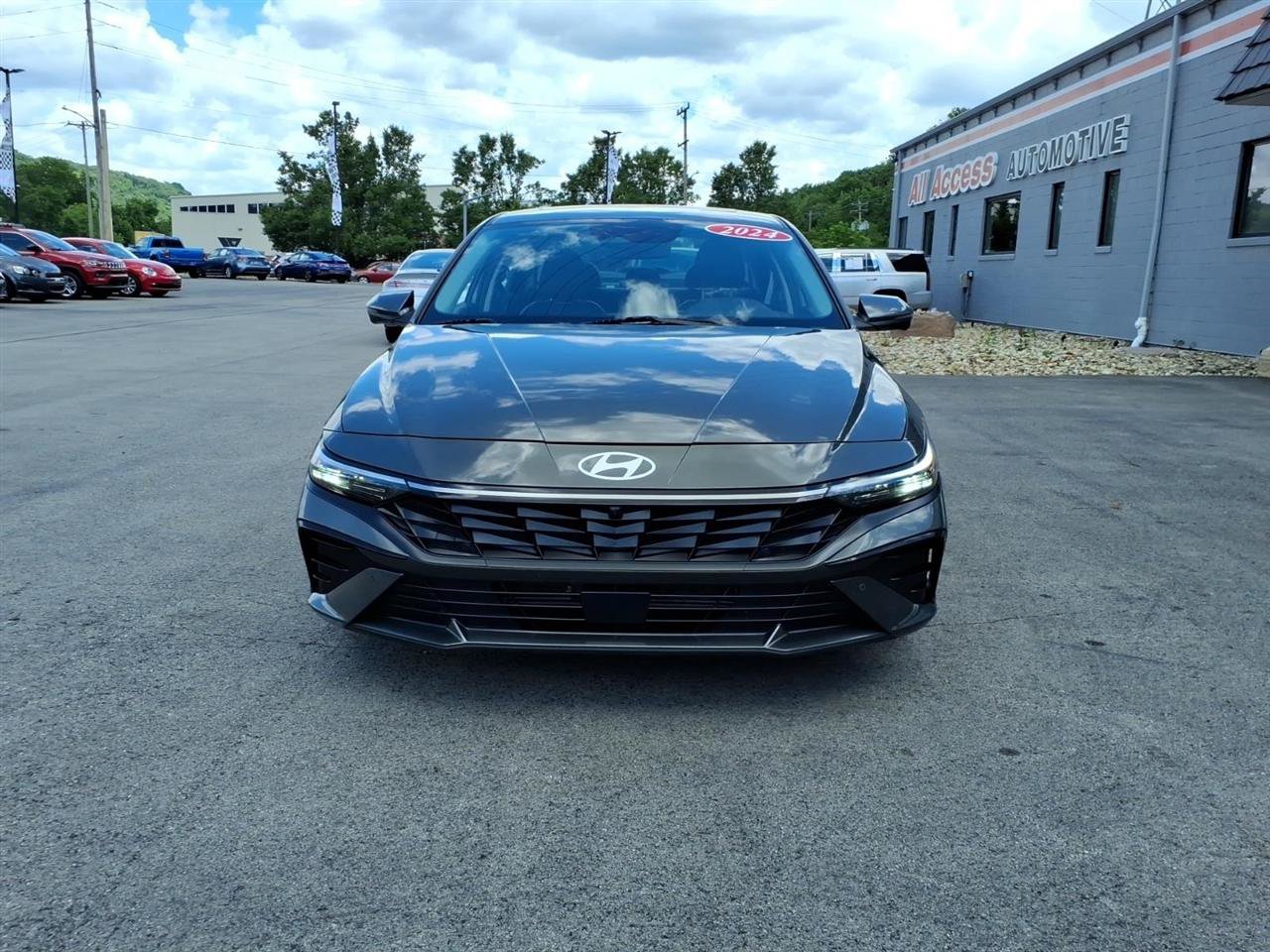 Used 2024 Hyundai Elantra Limited FWD image 2
