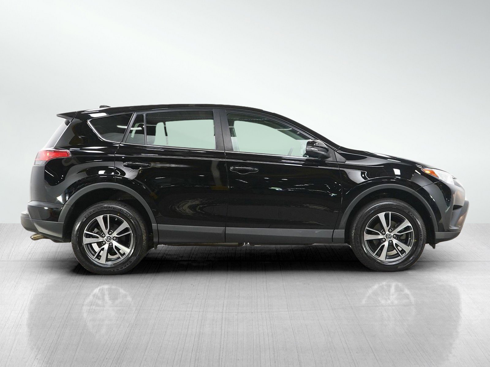 Used 2018 Toyota RAV4 XLE AWD/4WD image 6