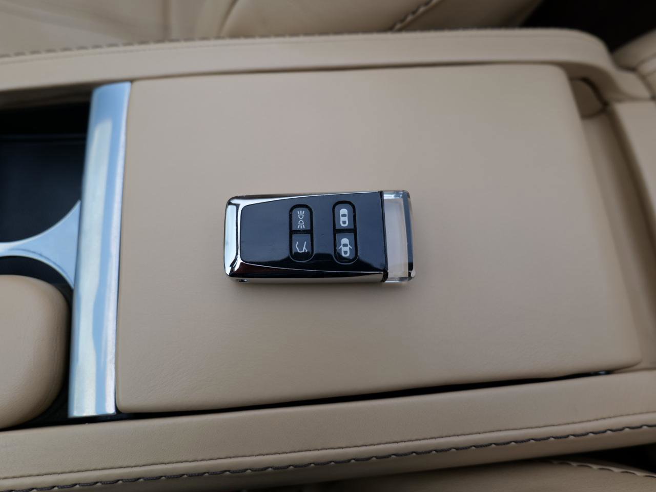 Used 2015 Aston Martin V8 Vantage S RWD image 28