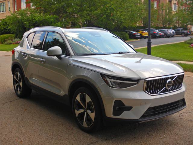 Used 2025 Volvo XC40 B5 Plus AWD/4WD image 3