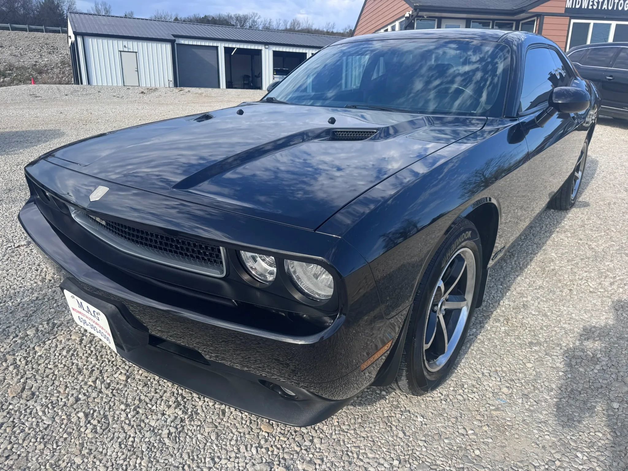 Used 2010 Dodge Challenger SE image 2