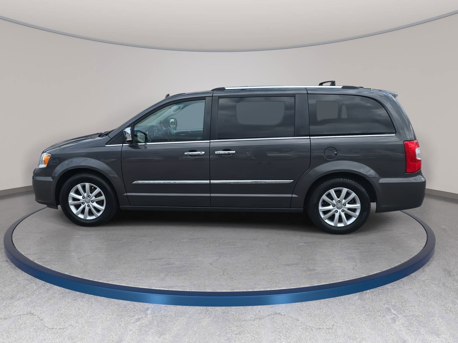 Used 2016 Chrysler Town & Country Limited Platinum image 8