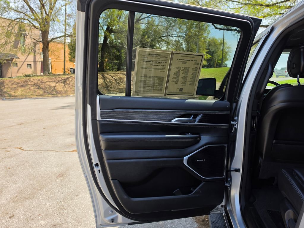 Used 2024 Jeep Wagoneer L Series II image 32