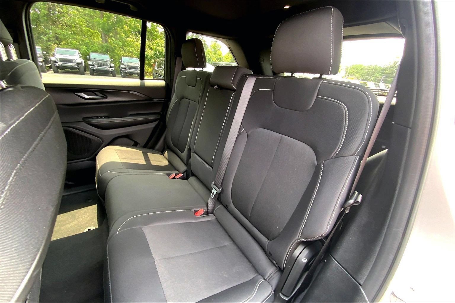 Certified 2025 Jeep Grand Cherokee Laredo X w/ Luxury Tech Group I AWD/4WD image 18