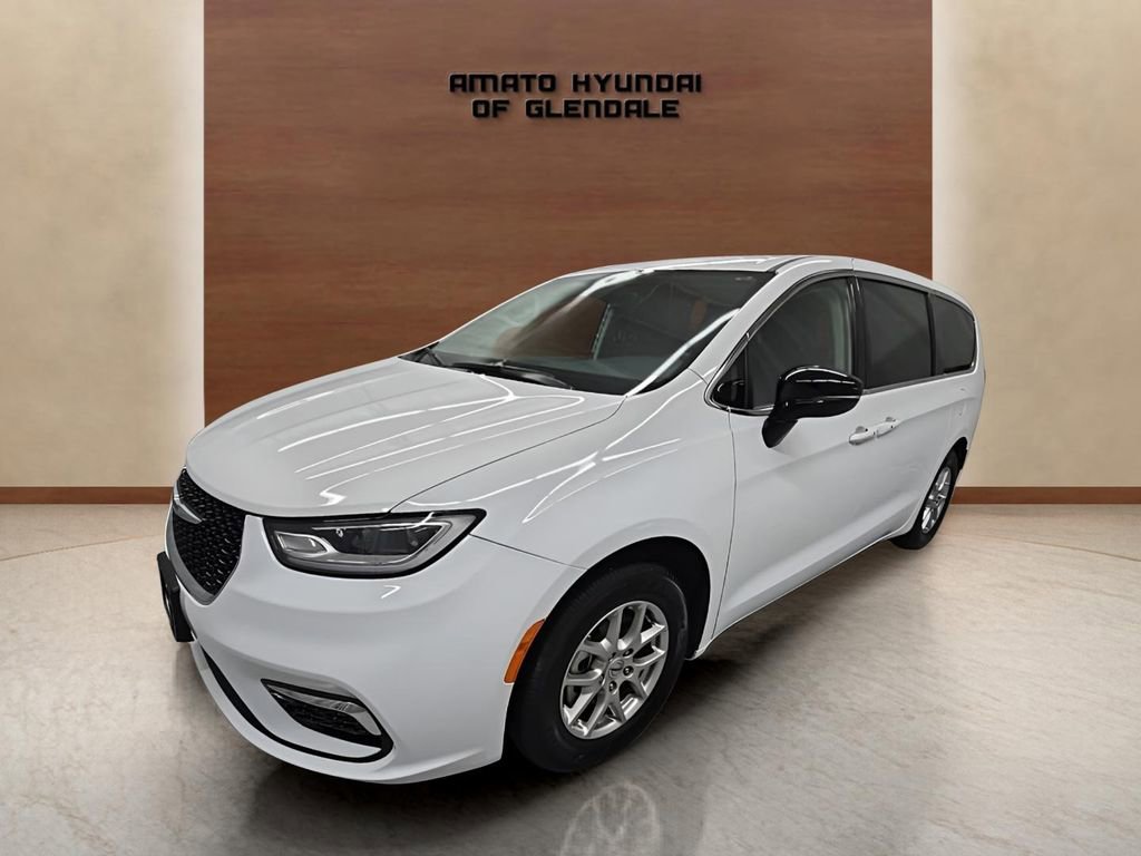 Used 2024 Chrysler Pacifica Touring-L image 2