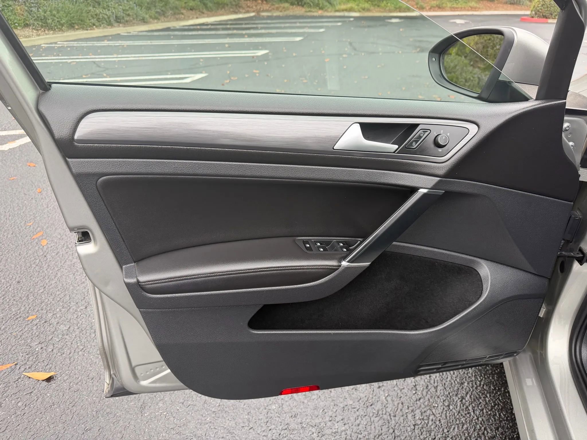 Used 2018 Volkswagen Golf SE image 11