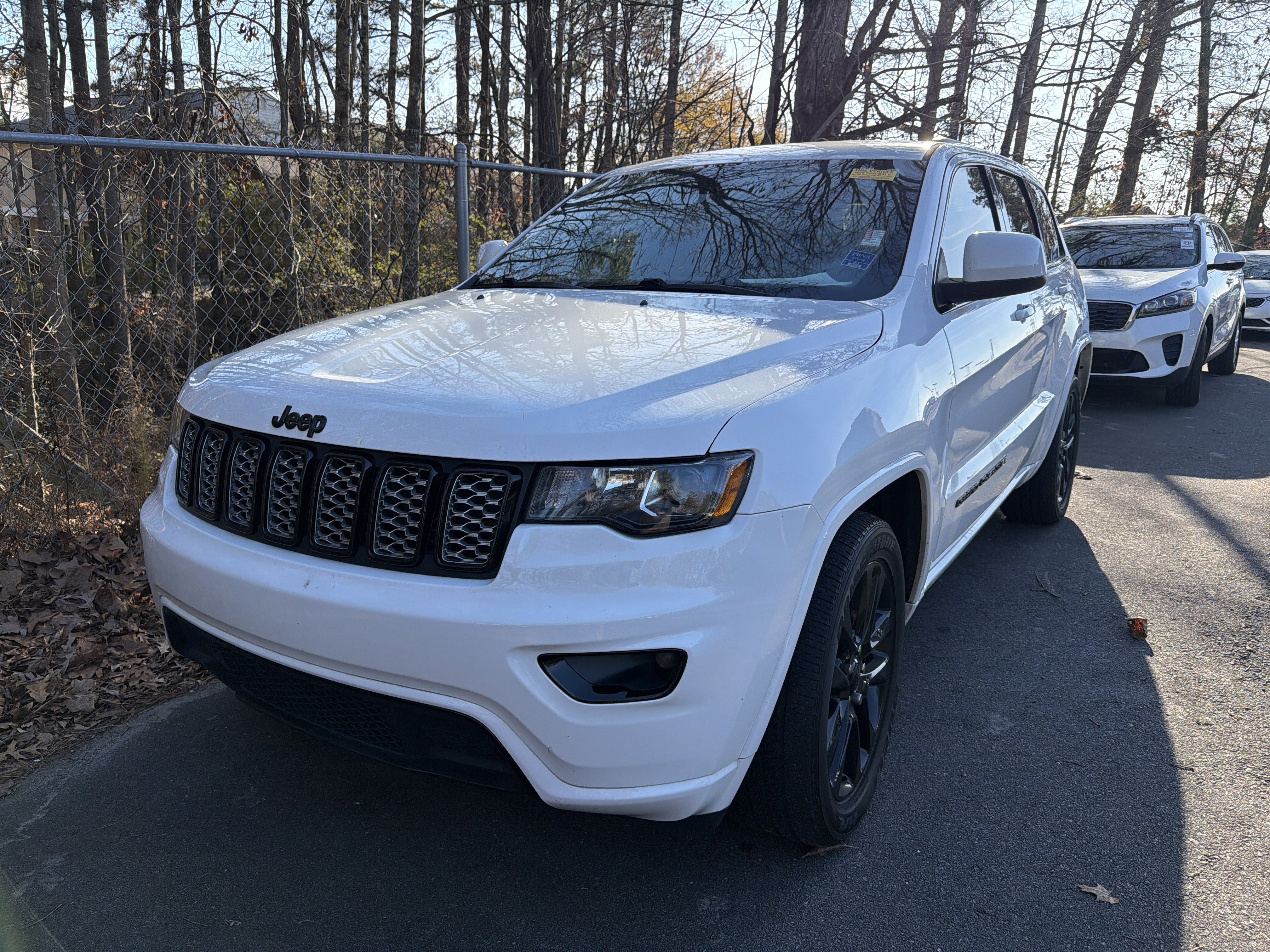 Used 2021 Jeep Grand Cherokee Laredo X image 2
