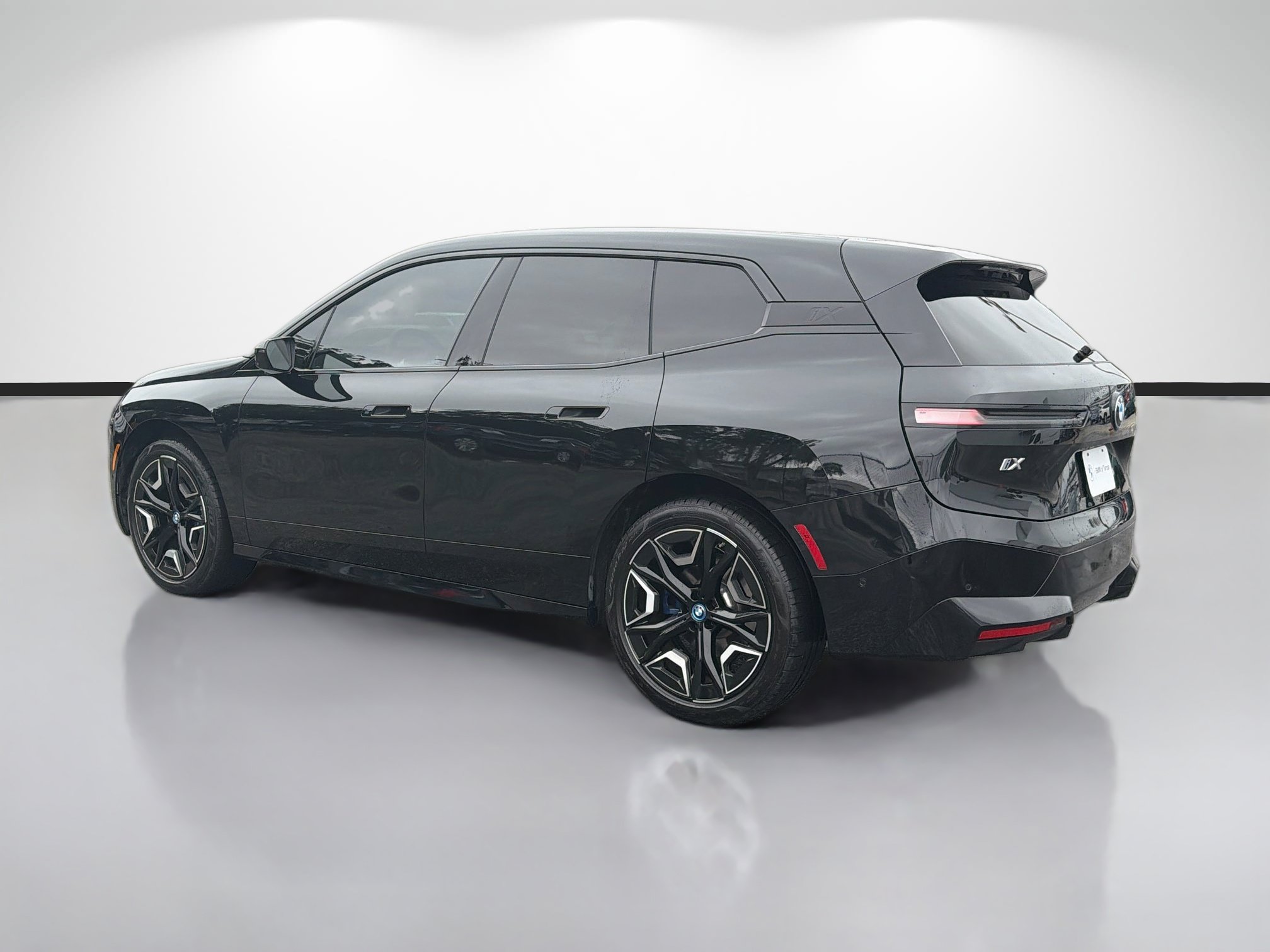 Used 2024 BMW iX xDrive50 w/ Premium Package AWD/4WD image 5