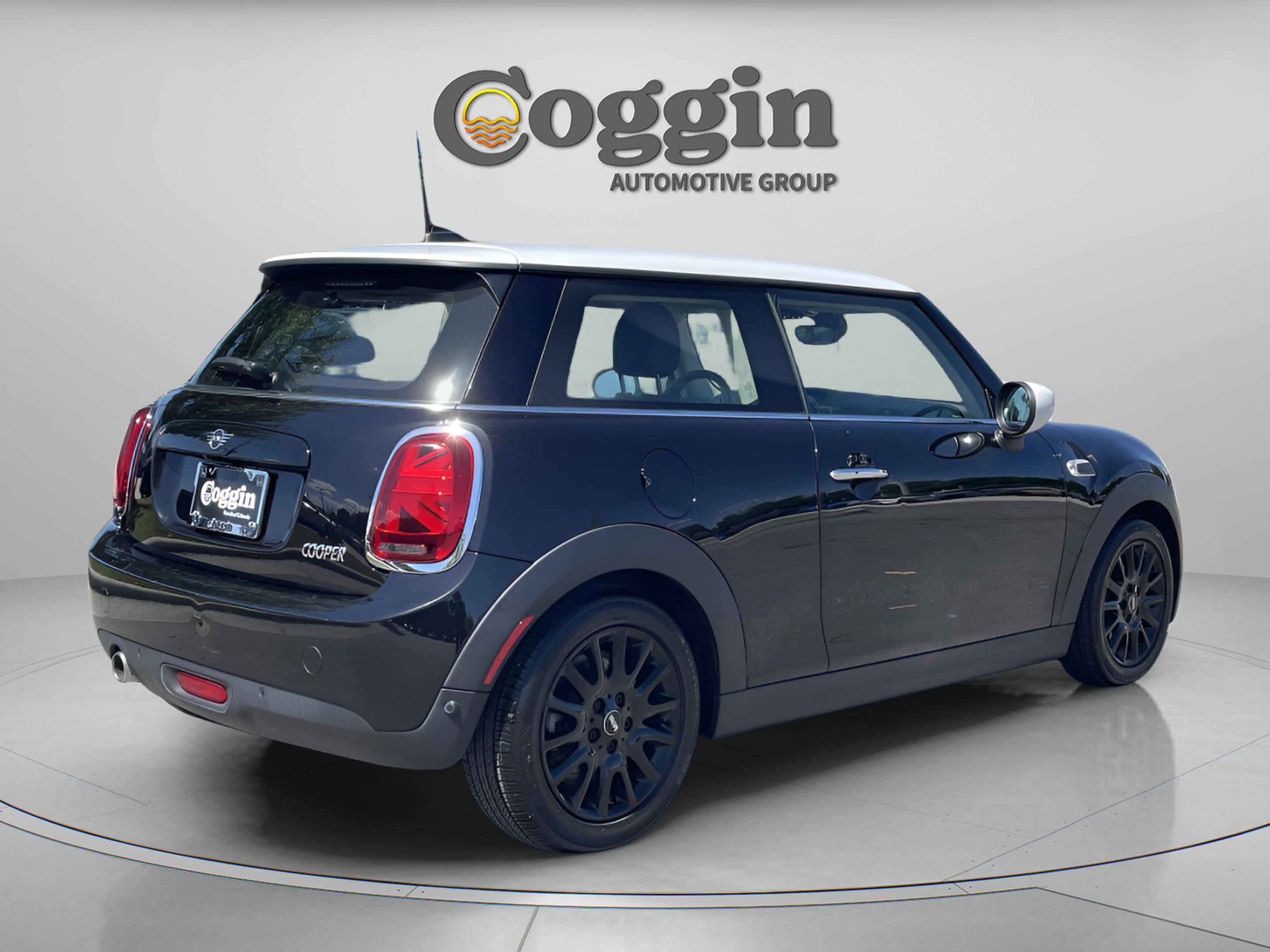 Used 2020 MINI Cooper 2-Door Hardtop image 6