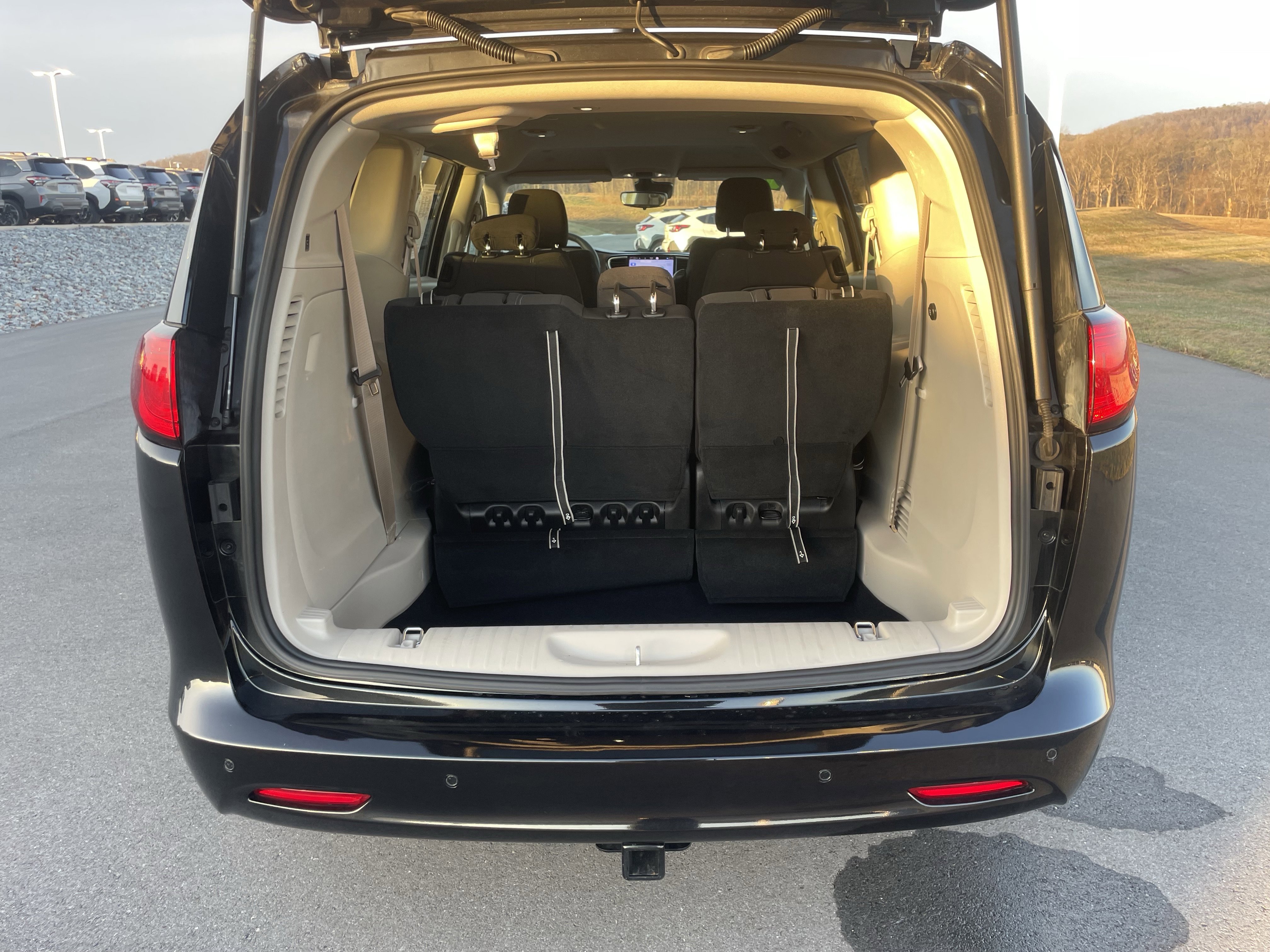 Used 2022 Chrysler Voyager LX image 5