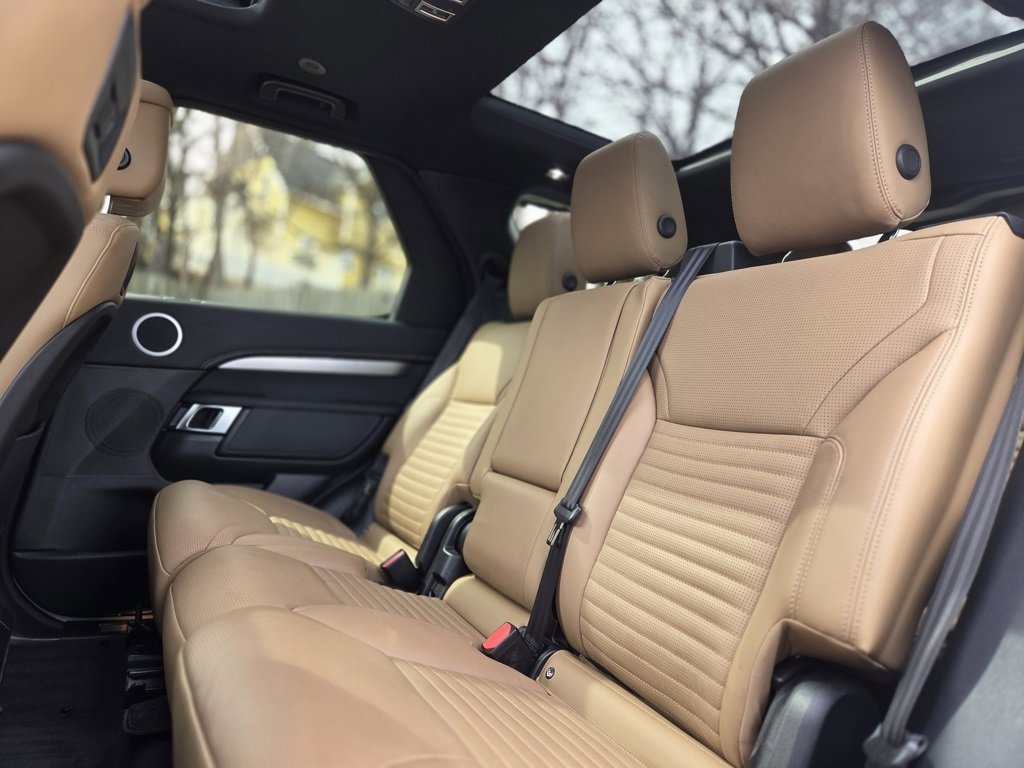 Used 2025 Land Rover Discovery Dynamic SE image 24