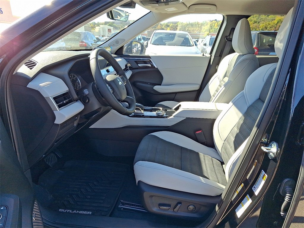 New 2025 Mitsubishi Outlander SE image 6