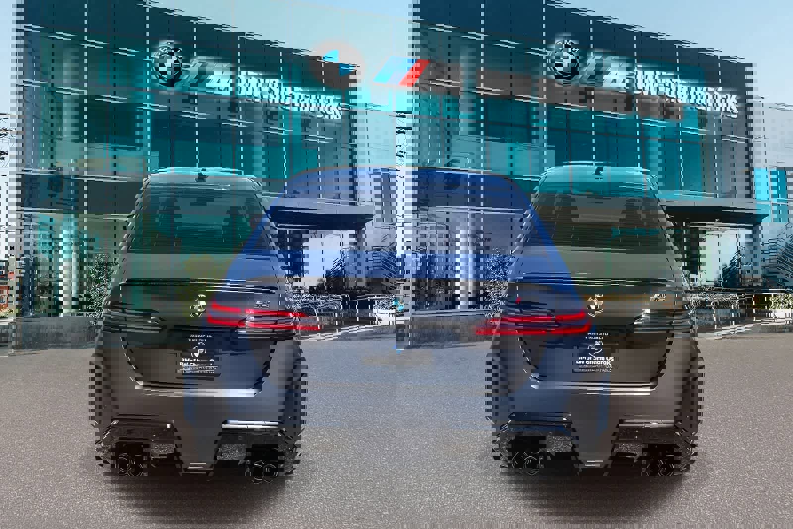 Used 2025 BMW M5 w/ Carbon Package image 5