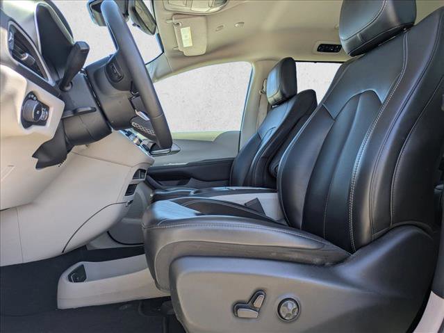 Used 2023 Chrysler Pacifica Touring-L image 13