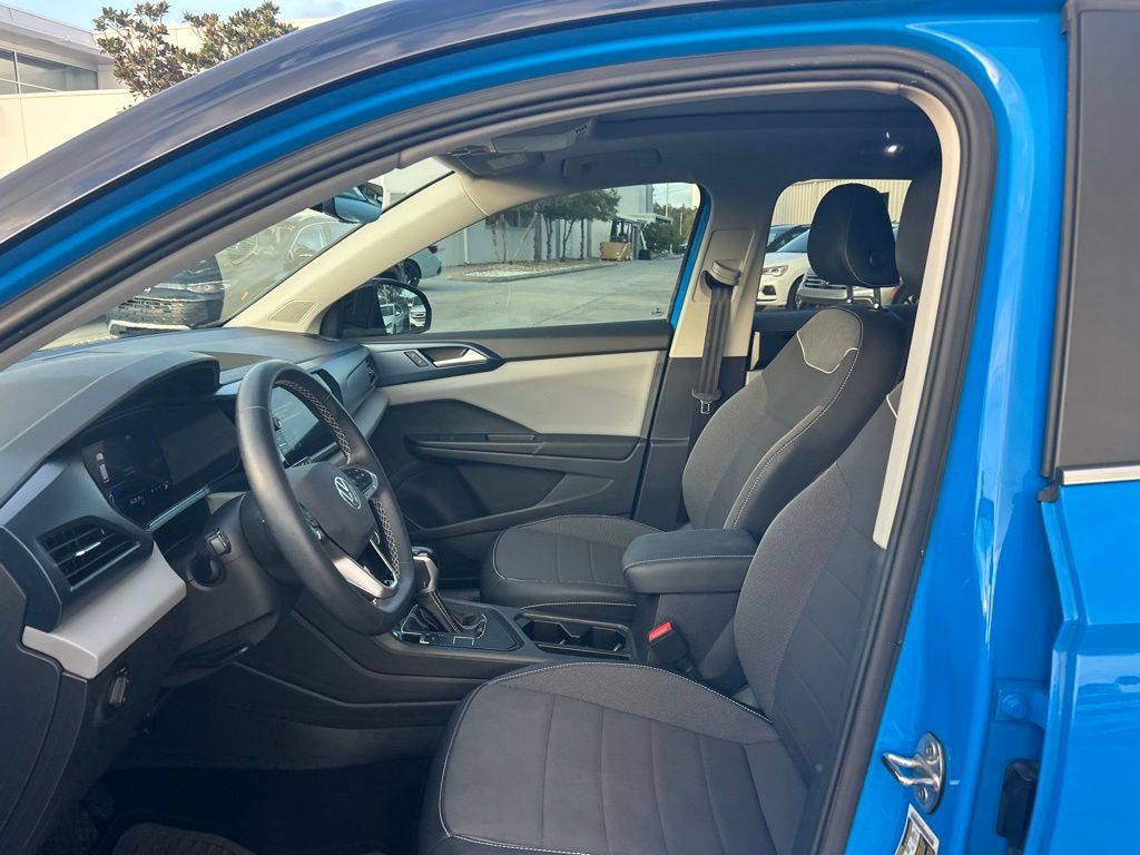 Used 2023 Volkswagen Taos SE w/ Panoramic Sunroof Package image 9