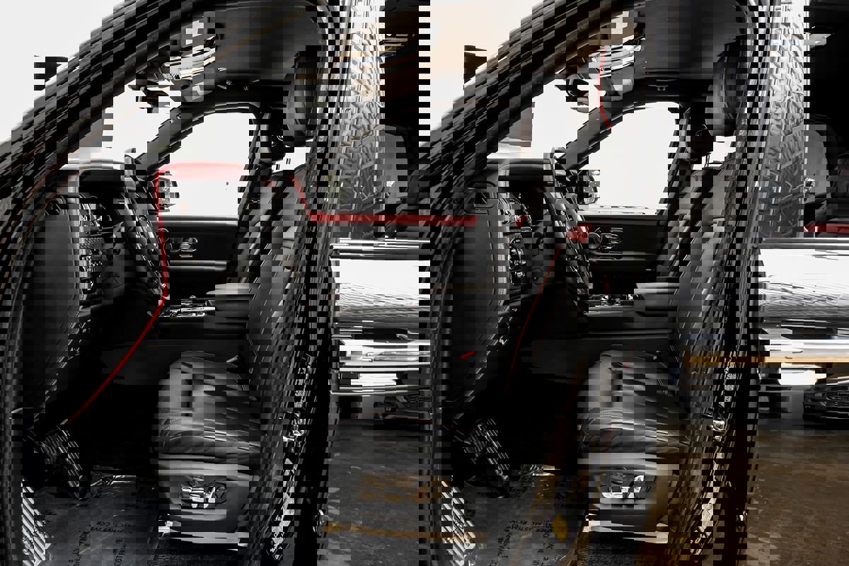 Used 2022 Rolls-Royce Cullinan Black Badge w/ Dark Exterior Package image 4