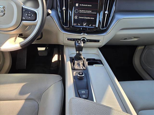 Used 2018 Volvo XC60 T5 Momentum w/ Vision Package image 16