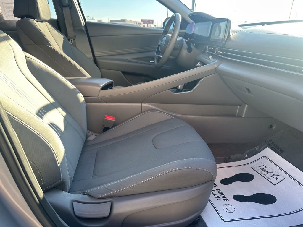 Used 2025 Hyundai Elantra SEL FWD image 24