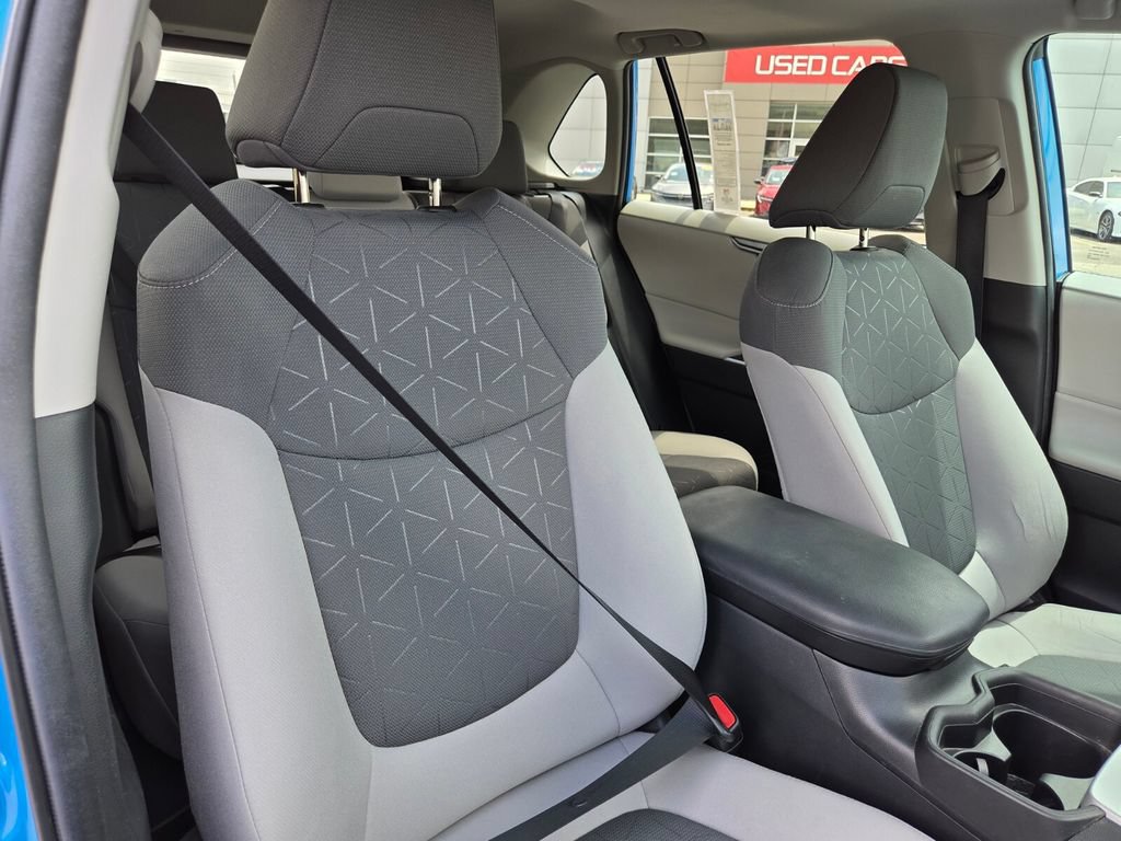 Used 2021 Toyota RAV4 XLE w/ Convenience Package FWD image 29